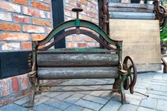 Старый мангль для нижнего белья Музей экспоната на открытом воздухе в Центральной Европе стоковые фотографии rf Старый мангль для нижнего белья Музей экспоната на открытом воздухе в Центральной Европе стоковые фотографии rf