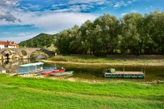 Старый мост над рекой Crnojevic, озером Skadar, Черногорией стоковые изображения rf Старый мост над рекой Crnojevic, озером Skadar, Черногорией стоковые изображения rf