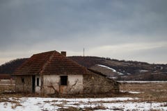 Старый небольшой получившийся отказ дом на луге стоковое изображение rf Старый небольшой получившийся отказ дом на луге стоковое изображение rf