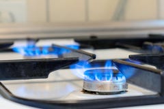 Старый повар плиты кухни с гореть голубых пламен Возможное отравление утечки и газа Газовая плита домочадца В комнате кухни стоковое фото rf Старый повар плиты кухни с гореть голубых пламен Возможное отравление утечки и газа Газовая плита домочадца В комнате кухни стоковое фото rf