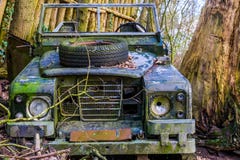 Старый разрушенный виллис в лесе, получившийся отказ корабль, украшения сафари стоковое фото Старый разрушенный виллис в лесе, получившийся отказ корабль, украшения сафари стоковое фото