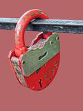 Старый ржавый padlock утюга на розовой предпосылке стоковые фото Старый ржавый padlock утюга на розовой предпосылке стоковые фото