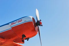 Старый самолет русского на голубом небе стоковые фотографии rf Старый самолет русского на голубом небе стоковые фотографии rf