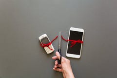 Старый телефон и новый smartphone подключили красным ИМПом ульс кладя на серую бумажную предпосылку Ножницы отрезали поток Прекра Стоковая Фотография Старый телефон и новый smartphone подключили красным ИМПом ульс кладя на серую бумажную предпосылку Ножницы отрезали поток Прекра Стоковая Фотография