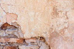Старый треснутый выдержанный затрапезный покрашенный желтый цвет заштукатурил, который слезли предпосылка кирпичной стены стоковые изображения rf Старый треснутый выдержанный затрапезный покрашенный желтый цвет заштукатурил, который слезли предпосылка кирпичной стены стоковые изображения rf