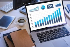 Статистик аналитика финансовых данных диаграммы дела работая внутри Стоковая Фотография Статистик аналитика финансовых данных диаграммы дела работая внутри Стоковая Фотография