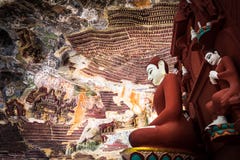 Статуи Buddhas и религиозный высекать в пещере чокнутого Kaw Hpa-An, стоковые фото Статуи Buddhas и религиозный высекать в пещере чокнутого Kaw Hpa-An, стоковые фото