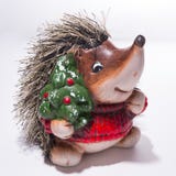 Статуэтка ежа в свитере рождества красном с Christma стоковые изображения rf Статуэтка ежа в свитере рождества красном с Christma стоковые изображения rf
