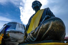 Статуя jarn Toh Somdej Будды самого большого в мире tan wat jed yod Принятый в Prachuap Khiri Khan, Таиланд стоковые фотографии rf Статуя jarn Toh Somdej Будды самого большого в мире tan wat jed yod Принятый в Prachuap Khiri Khan, Таиланд стоковые фотографии rf