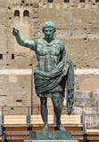 Статуя Octavian Augustus в улице имперского форума в Риме Италия, европа стоковые фотографии rf Статуя Octavian Augustus в улице имперского форума в Риме Италия, европа стоковые фотографии rf