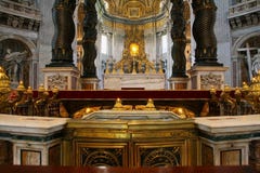 Статуя St Peter держа ключи христианской церков в государстве Ватикан квадрата ` s St Peter стоковые изображения Статуя St Peter держа ключи христианской церков в государстве Ватикан квадрата ` s St Peter стоковые изображения