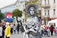 Статуя в реальном маштабе времени в шляпе на предпосылке людей, зданий и флага Хорватии на celebrat стоковые изображения Статуя в реальном маштабе времени в шляпе на предпосылке людей, зданий и флага Хорватии на celebrat стоковые изображения