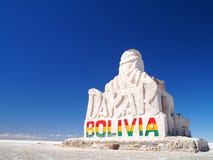 Статуя Дакара в Саларе de Uyuni, Боливии стоковое фото rf Статуя Дакара в Саларе de Uyuni, Боливии стоковое фото rf