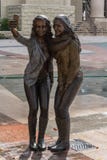 Статуя 2 девушек представляя для фото selfie в земле сахара, TX стоковые фотографии rf Статуя 2 девушек представляя для фото selfie в земле сахара, TX стоковые фотографии rf