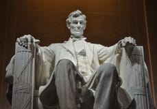 Статуя президента Авраама Линкольна США внутри мемориала Линкольна стоковая фотография Статуя президента Авраама Линкольна США внутри мемориала Линкольна стоковая фотография