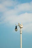 Статуя родного тайского искусства с уличными фонарями Стоковая Фотография Статуя родного тайского искусства с уличными фонарями Стоковая Фотография