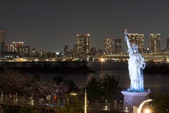 Статуя свободы в заливе Odaiba в ночи стоковое изображение rf Статуя свободы в заливе Odaiba в ночи стоковое изображение rf