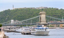 Статуя свободы и цитадель расположены вверху холм Gellert, высшая точка Будапешта висячий мост стоковая фотография rf Статуя свободы и цитадель расположены вверху холм Gellert, высшая точка Будапешта висячий мост стоковая фотография rf