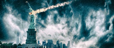 Статуя свободы разрушенная метеором | Апокалипсис Нью-Йорка стоковая фотография rf Статуя свободы разрушенная метеором | Апокалипсис Нью-Йорка стоковая фотография rf