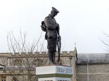 Статуя уединенного солдата на плинтусе в мемориальных садах в старом Amersham, Buckinghamshire, Великобритании стоковые изображения rf Статуя уединенного солдата на плинтусе в мемориальных садах в старом Amersham, Buckinghamshire, Великобритании стоковые изображения rf