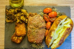 Стейк, Halloumi и печеный картофель, сваренные в органическом оливковом масле стоковое изображение Стейк, Halloumi и печеный картофель, сваренные в органическом оливковом масле стоковое изображение