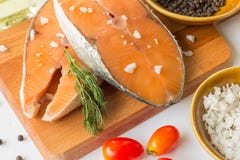 Стейк свежих рыб salmon сырцовый salmon при перец соли моря и засоритель укропа изолированные на белой предпосылке стоковое фото Стейк свежих рыб salmon сырцовый salmon при перец соли моря и засоритель укропа изолированные на белой предпосылке стоковое фото
