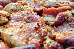 Стейки мяса говядины Свежая сырцовая шея свинины для стейка с специями травы на гриле барбекю стоковые фотографии rf Стейки мяса говядины Свежая сырцовая шея свинины для стейка с специями травы на гриле барбекю стоковые фотографии rf