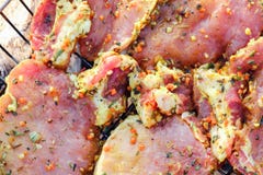 Стейки мяса говядины Свежая сырцовая шея свинины для стейка с специями травы на гриле барбекю стоковое фото rf Стейки мяса говядины Свежая сырцовая шея свинины для стейка с специями травы на гриле барбекю стоковое фото rf