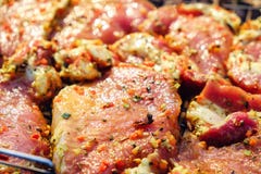 Стейки мяса говядины Свежая сырцовая шея свинины для стейка с специями травы на гриле барбекю стоковое фото rf Стейки мяса говядины Свежая сырцовая шея свинины для стейка с специями травы на гриле барбекю стоковое фото rf