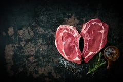 Стейки мяса телятины формы сердца сырцовые свежие стоковое фото Стейки мяса телятины формы сердца сырцовые свежие стоковое фото