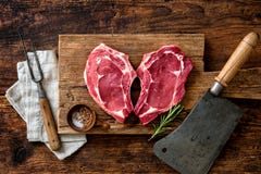 Стейки мяса телятины формы сердца сырцовые свежие стоковые изображения Стейки мяса телятины формы сердца сырцовые свежие стоковые изображения