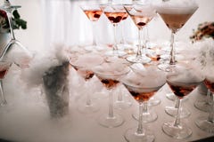стекла обрамленные шампанским горизонтально сняли Wedding шампанское скольжения для жениха и невеста Красочные wedding стекла с ш стоковое изображение стекла обрамленные шампанским горизонтально сняли Wedding шампанское скольжения для жениха и невеста Красочные wedding стекла с ш стоковое изображение