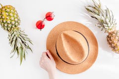 Стекла Солнця, шляпа, ананас в экзотическом дизайне плодоовощ лета на белом модель-макете взгляд сверху предпосылки Стоковая Фотография RF Стекла Солнця, шляпа, ананас в экзотическом дизайне плодоовощ лета на белом модель-макете взгляд сверху предпосылки Стоковая Фотография RF
