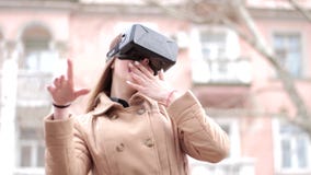 Стекла шлемофона vr виртуальной реальности виртуального пространства молодой счастливой женщины нося в беже outwear пальто имеют сток-видео Стекла шлемофона vr виртуальной реальности виртуального пространства молодой счастливой женщины нося в беже outwear пальто имеют сток-видео