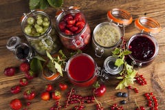 Стекло смешанного варенья ягоды с клубниками, черниками, красным curr стоковое фото rf Стекло смешанного варенья ягоды с клубниками, черниками, красным curr стоковое фото rf