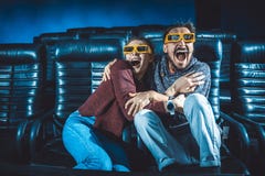 Стекла Гай и девушки 3d очень потревожены пока смотрящ фильм стоковые изображения Стекла Гай и девушки 3d очень потревожены пока смотрящ фильм стоковые изображения