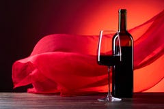 Стекла и бутылка rede wine на красной предпосылке Красный отвесный f стоковое изображение rf Стекла и бутылка rede wine на красной предпосылке Красный отвесный f стоковое изображение rf