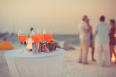 Стекла коктеиля Aperol на простой белой таблице Пристаньте предпосылку партии с пить и запачканные людей к берегу в предпосылке стоковая фотография rf Стекла коктеиля Aperol на простой белой таблице Пристаньте предпосылку партии с пить и запачканные людей к берегу в предпосылке стоковая фотография rf