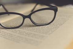 Стекла на книге стоковые изображения Стекла на книге стоковые изображения