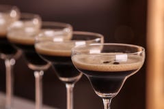 Стекла очень вкусного эспрессо Мартини на запачканной предпосылке стоковые фото Стекла очень вкусного эспрессо Мартини на запачканной предпосылке стоковые фото