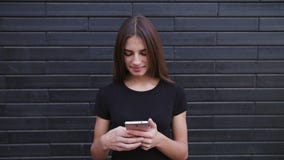 Стекла привлекательные молодой дамы нося используя телефон против предпосылки кирпичной стены Съемка конца-вверх стоковое фото Стекла привлекательные молодой дамы нося используя телефон против предпосылки кирпичной стены Съемка конца-вверх стоковое фото