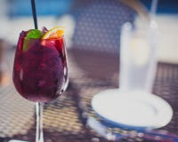 Стекло Sangria с белой чашкой плиты и воды в предпосылке стоковое изображение rf Стекло Sangria с белой чашкой плиты и воды в предпосылке стоковое изображение rf