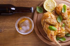 Стекло и бутылка цыпленка пива и spatchcock Хорошо испеченный и сочный цыпленок хорошая еда к стеклу эля Стоковое Фото Стекло и бутылка цыпленка пива и spatchcock Хорошо испеченный и сочный цыпленок хорошая еда к стеклу эля Стоковое Фото