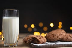 Стекло печений молока и шоколада, с красивыми светами и концепцией, космос экземпляра стоковые фотографии rf Стекло печений молока и шоколада, с красивыми светами и концепцией, космос экземпляра стоковые фотографии rf