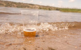Стекло пива в воде стоковое изображение rf Стекло пива в воде стоковое изображение rf