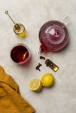 Стекло чая гибискуса с лимоном, чайником, медом на белой предпосылке Состав Teatime concept healthy lifestyle стоковое изображение Стекло чая гибискуса с лимоном, чайником, медом на белой предпосылке Состав Teatime concept healthy lifestyle стоковое изображение