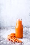Стеклянная бутылка с smoothie моркови стоковые фотографии rf Стеклянная бутылка с smoothie моркови стоковые фотографии rf