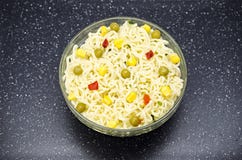 Стеклянная пластинка лапш, темная предпосылка стоковые изображения rf Стеклянная пластинка лапш, темная предпосылка стоковые изображения rf