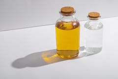 Стеклянные бутылки с крышками пробочки на белой предпосылке, взгляде со стороны стоковое изображение rf Стеклянные бутылки с крышками пробочки на белой предпосылке, взгляде со стороны стоковое изображение rf