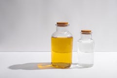 Стеклянные бутылки с крышками пробочки на белой предпосылке, взгляде со стороны стоковое изображение Стеклянные бутылки с крышками пробочки на белой предпосылке, взгляде со стороны стоковое изображение